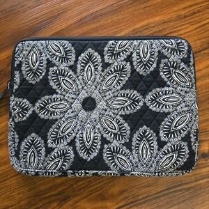 Vera Bradley Blanco Bouquet Black and White Quilted Laptop Zippered Case Sleeve